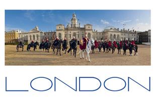 LDN-002 - Carte postale panoramique du défilé des gardes à cheval