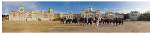 LDN-002 - Carte postale panoramique du défilé des gardes à cheval